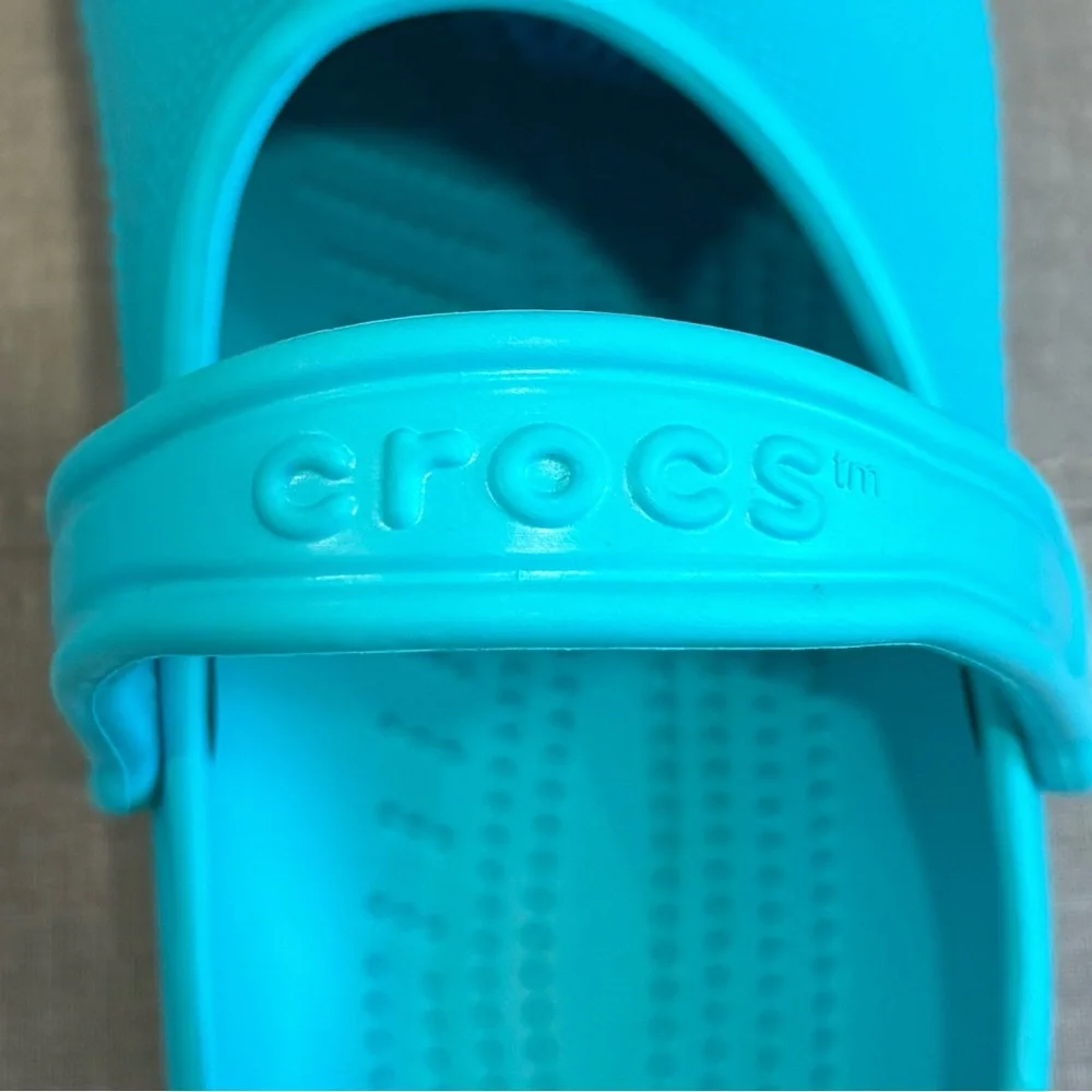 (Sold) Women's Blue Classic Crocs Shoes. Size 9. - Picture 3 of 5